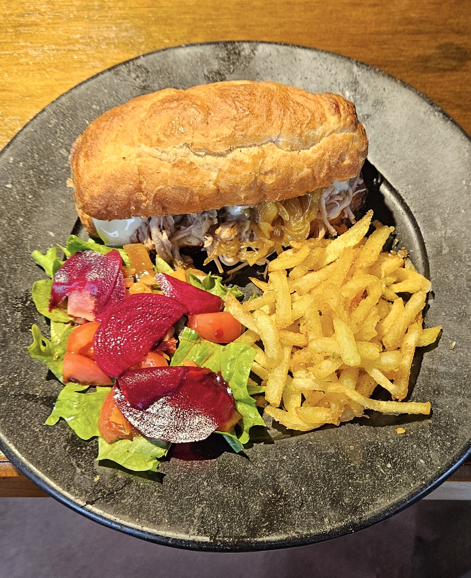 Sándwich de pavo gourmet con pan artesanal y vegetales frescos